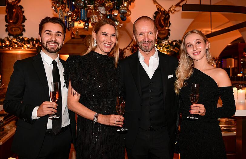 Florian Randlkofer (2.v.r.) mit Ehefrau Sunny (2.v.l.) und den Kindern Paul (l.) und Lilian (r.)