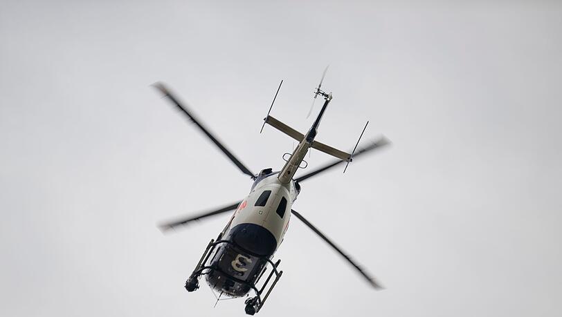 Auch ein Polizeihubschrauber nahm aus der Luft die Verfolgung auf. (Symbolbild)