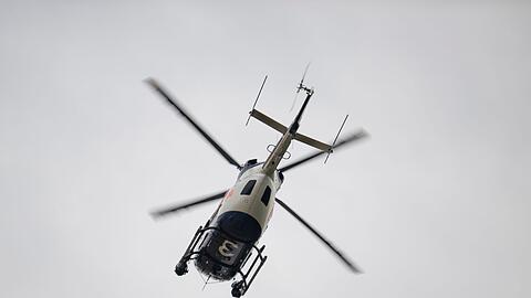 Auch ein Polizeihubschrauber nahm aus der Luft die Verfolgung auf. (Symbolbild)