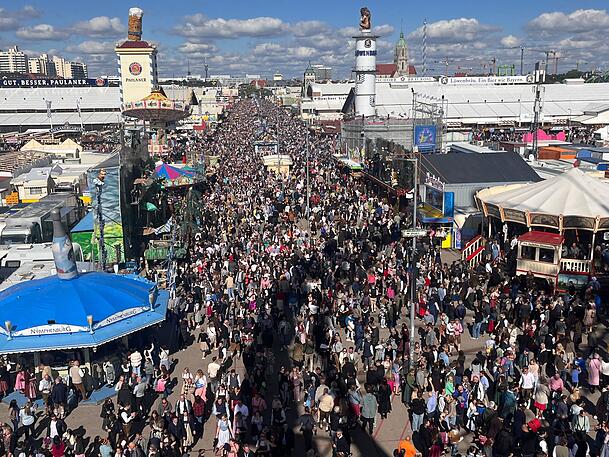 Blick über die Wiesn, aufgenommen 2024 aus dem Riesenrad. Blick über die Wiesn, aufgenommen 2024 aus dem Riesenrad.
