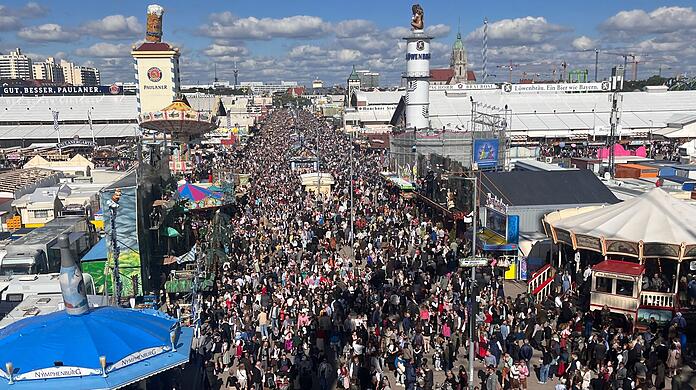 Blick über die Wiesn, aufgenommen 2024 aus dem Riesenrad.