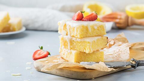 Diese Zitronen-Polenta-Schnitten verspr&uuml;hen Sommerfeeling pur.