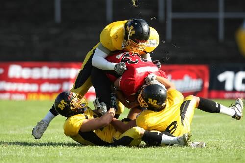 Alexander Scholz und seine Cowboys (gelbe Trikots) stellen Franken Knight Daniel Barnes.