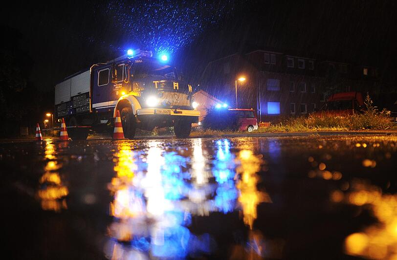 Ein heftiges Unwetter hat am Mittwochabend zahlreiche Keller im Landkreis Schaumburg geflutet. In Rinteln war die Feuerwehr mit 250 Kräften im Einsatz.