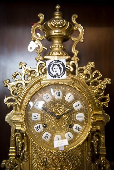 . . . eine Uhr . . .