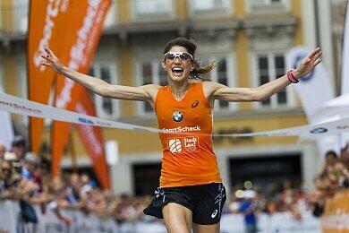 Eine zufriedene Gewinnerin des 10km Laufs.