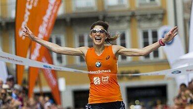 Eine zufriedene Gewinnerin des 10km Laufs. Eine zufriedene Gewinnerin des 10km Laufs.