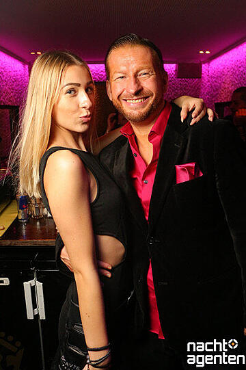 Die besten Partybilder vom Samstag. Hier aus dem Crown's Club.