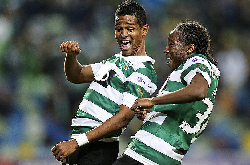 Carlos Mané (rechts) freut sich mit seinem Teamkollegen Heldon über das 1:0 von Sporting Lissabon gegen Olhanense.