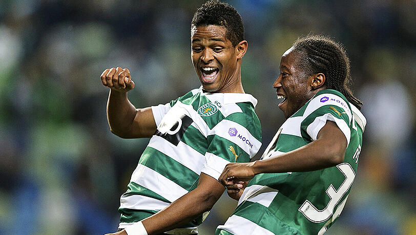 Carlos Mané (rechts) freut sich mit seinem Teamkollegen Heldon über das 1:0 von Sporting Lissabon gegen Olhanense. Carlos Mané (rechts) freut sich mit seinem Teamkollegen Heldon über das 1:0 von Sporting Lissabon gegen Olhanense.