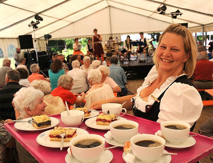 Senioren-Modenschau beim Jubiläumsfest in Berg am Laim.