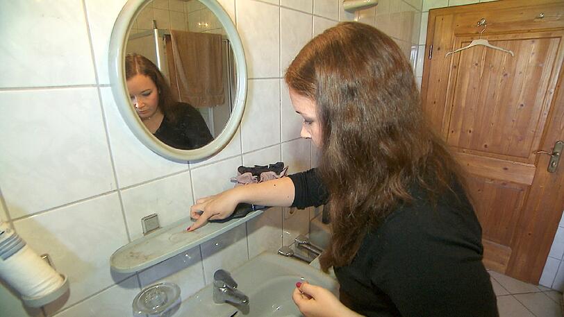 Christina ist der Hof und das Haus von Bauer Markus zu dreckig.