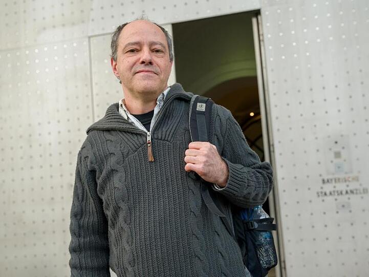 Jürgen Müller steht nach der Rückgabe seiner Lebensretter-Medaille vor dem Eingang der Staatskanzlei. Foto: Peter Kneffel/dpa