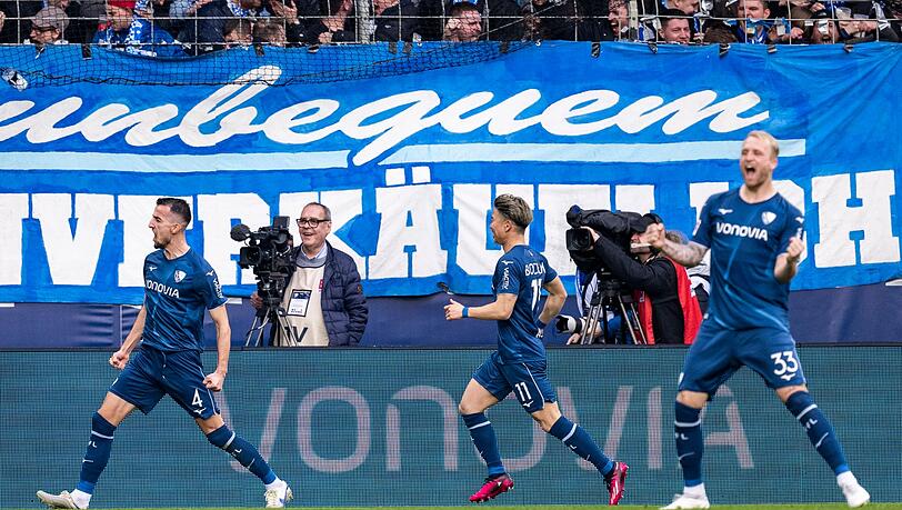 Bochums Erhan Masovic (l-r), Takuma Asano und Philipp Hofmann jubeln nach dem Tor zum 1:0.