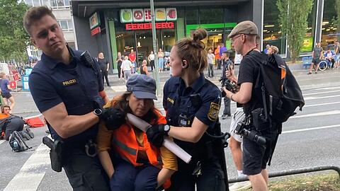 Die Polizei geht bisher maßvoll und stufenweise gegen die Klimaaktivisten der Letzten Generation vor, wie hier an der Donnersbergerbrücke am Freitagvormittag. Doch das könnte sich durch die Allgemeinverfügung der Stadt ändern. Denn ab sofort ist die aktuelle Protestform verboten, bis 12. September.