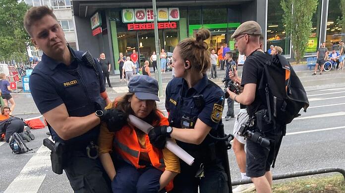 Die Polizei geht bisher maßvoll und stufenweise gegen die Klimaaktivisten der Letzten Generation vor, wie hier an der Donnersbergerbrücke am Freitagvormittag. Doch das könnte sich durch die Allgemeinverfügung der Stadt ändern. Denn ab sofort ist die aktuelle Protestform verboten, bis 12. September.