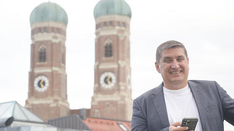 Cem Karakaya auf dem Dach seines Büros an der Neuhauser Straße. Der IT-Experte hat ein wenig Sorge vor dem "Terminator-Moment", wenn also Software Menschen ausgrenzen und sich verselbstständigen könnte, wie in dem berühmten Film mit Arnold Schwarzenegger. Auf der Rückseite seiner Smartphone-Hülle hat Karakaya eine verschiebbare Klappe. Falls seine Kamera mal gehackt werden sollte, schließt er sie.