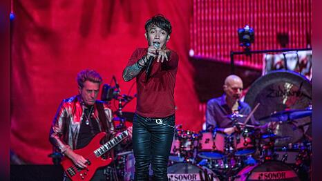 Sänger Arnel Pineda bei einem Journey-Liveauftritt.