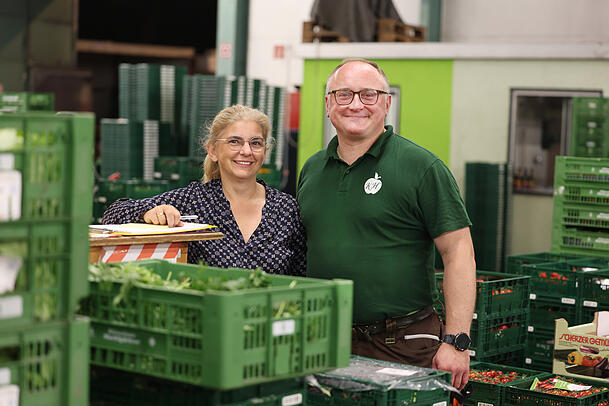Die H&auml;ndler kennen sich gut. Hier ist Karl Huczala mit Verk&auml;uferin Tanja Evers in der G&auml;rtnerhalle.