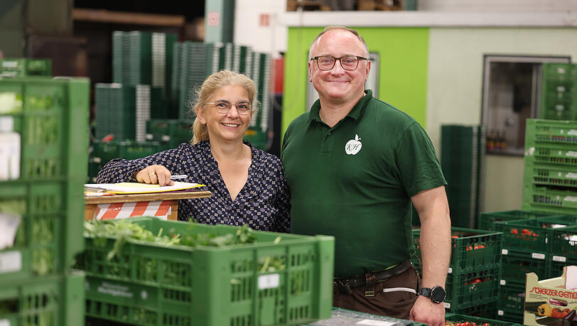 Die Händler kennen sich gut. Hier ist Karl Huczala mit Verkäuferin Tanja Evers in der Gärtnerhalle. Die Händler kennen sich gut. Hier ist Karl Huczala mit Verkäuferin Tanja Evers in der Gärtnerhalle.