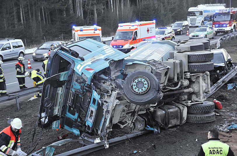 Der Lkw verlor die Kontrolle und schleuderte in die Leitplanke.