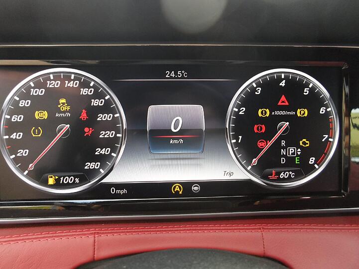 Dezent-aggressive Nase: Das neue S-Klasse Coupé schaut schon im Stand ziemlich dynamisch aus. Und es lockt mit Neigetechnik, einem superschicken Interieur, Swarowski-Kristallen im Scheinwerfer und reichlich Power.