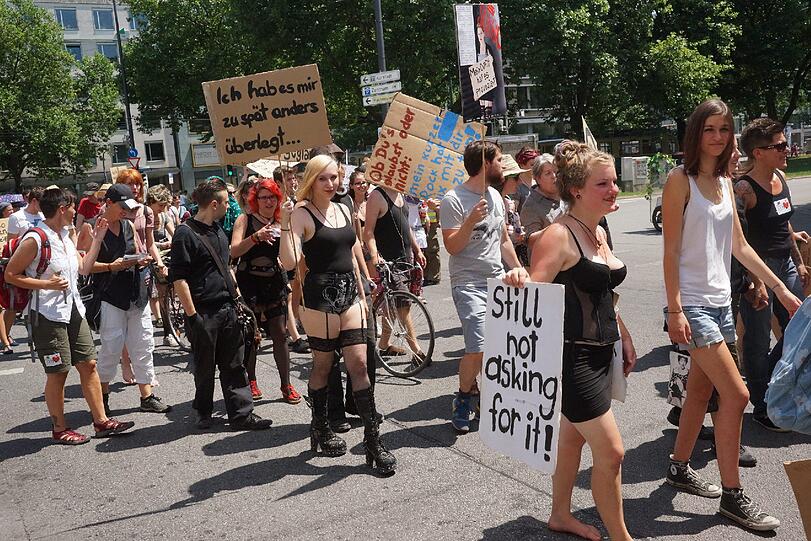Am Samstag gingen beim "Slutwalk" hunderte Menschen auf die Straße. Er richtet sich gegen sexuelle Gewalt. Die Bilder!