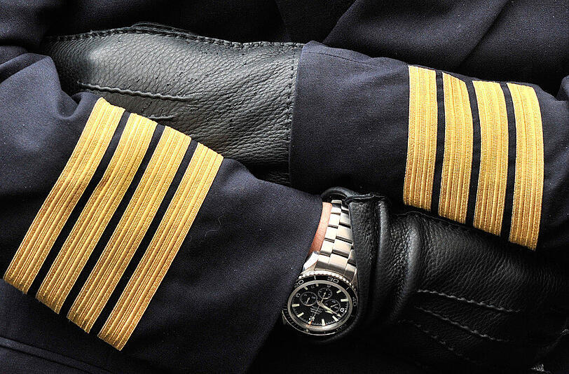 Mit einer Axt hat ein Pilot einen betrunkenen Passagier aus der Flugzeugtoilette geholt.
