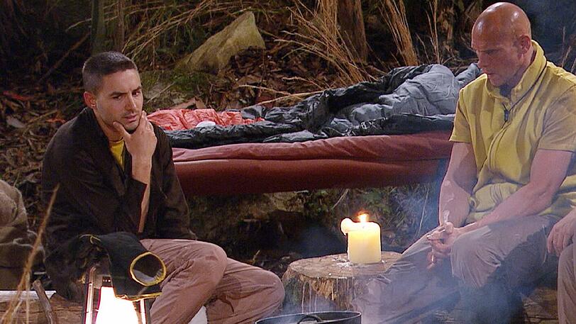 Tag 4 im "Snake Rock"- Camp - Thorsten Legat (r.) nimmt sich am Lagerfeuer erneut Menderes Bagci zur Brust: "Hast du überhaupt die Absicht dich zu ändern? Ohne Scheiß jetzt. Willst du dich ändern, oder willst du so bleiben dein ganzes Leben lang. So wie du jetzt bist! Was würdest du gerne ändern, um glücklicher zu sein?"