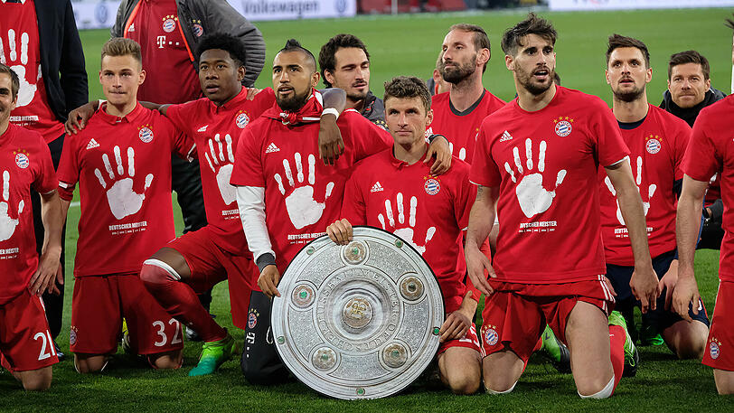Die Bayern-Spieler feiern ihren 27. Meistertitel.