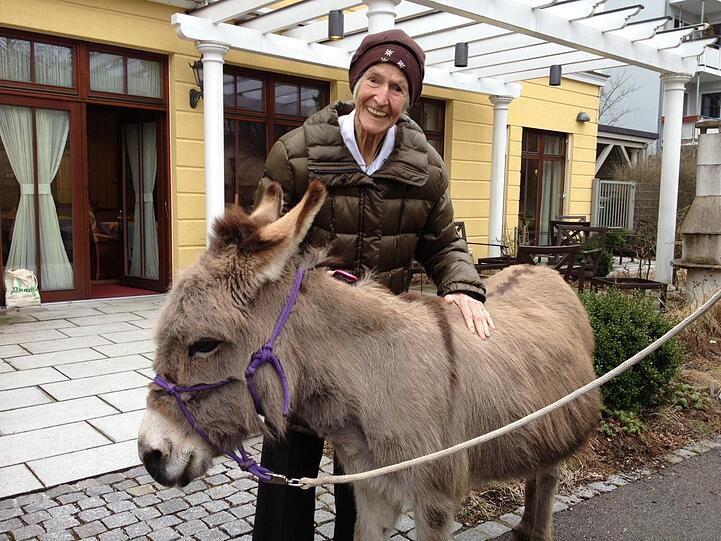 Kursana-Bewohnerin Dr. Therese Giessen mit Zwergeselin Gretl.