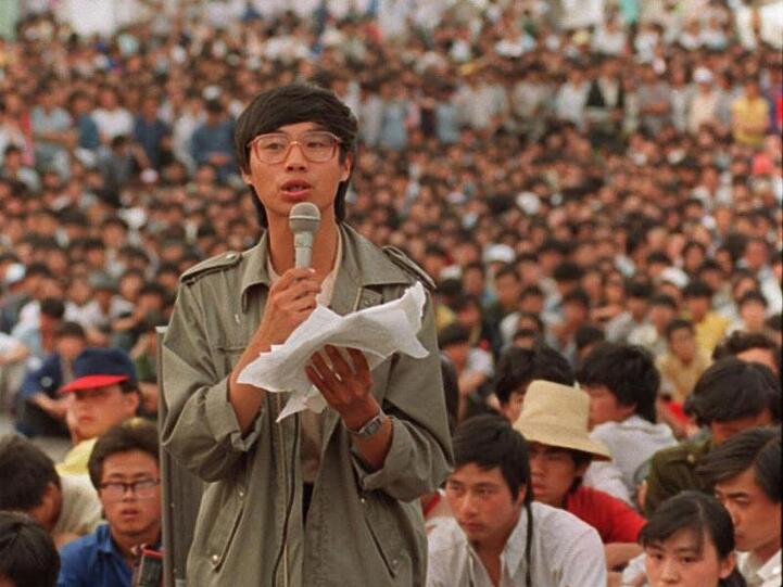 Wang Dan spricht vor tausenden Demonstranten am Tiananmen, dem Platz des Himmlischen Friedens.