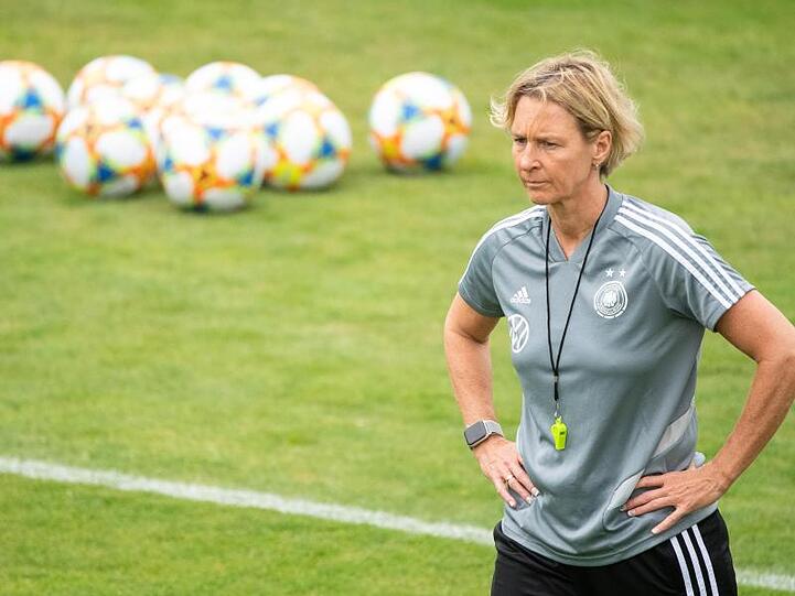 Martina Voss-Tecklenburg, Trainerin der deutschen Frauenfußball-Nationalmannschaft, steht auf dem Trainingsplatz.
