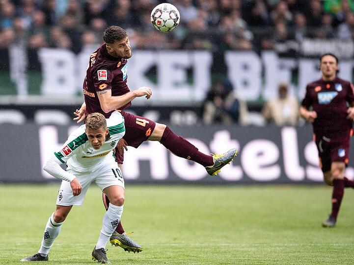 Gladbachs Thorgan Hazard (l) und Hoffenheims Ermin Bicakcic versuchen an den Ball zu kommen.