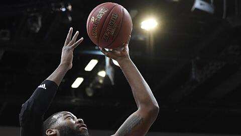 Münchens Greg Monroe wirft den Ball. Foto: Thomas Kienzle/dpa/Archivbild