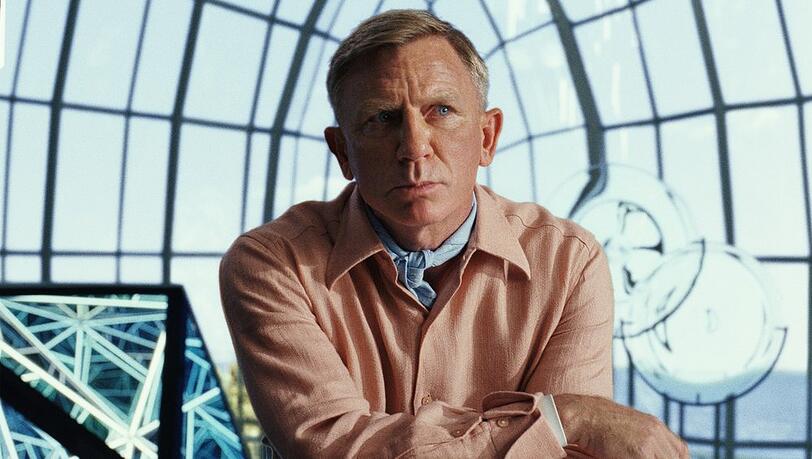 Daniel Craig bekommt es in "Glass Onion: A Knives Out Mystery" mit einem weiteren Mordfall zu tun.