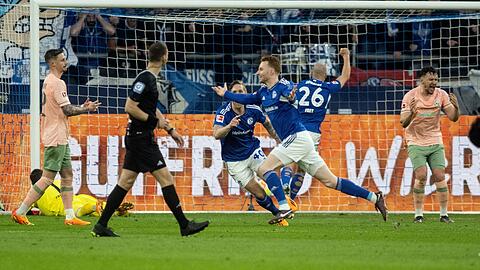 Sepp van den Berg brachte Schalke mit seinem Tor wieder zurück ins Spiel.