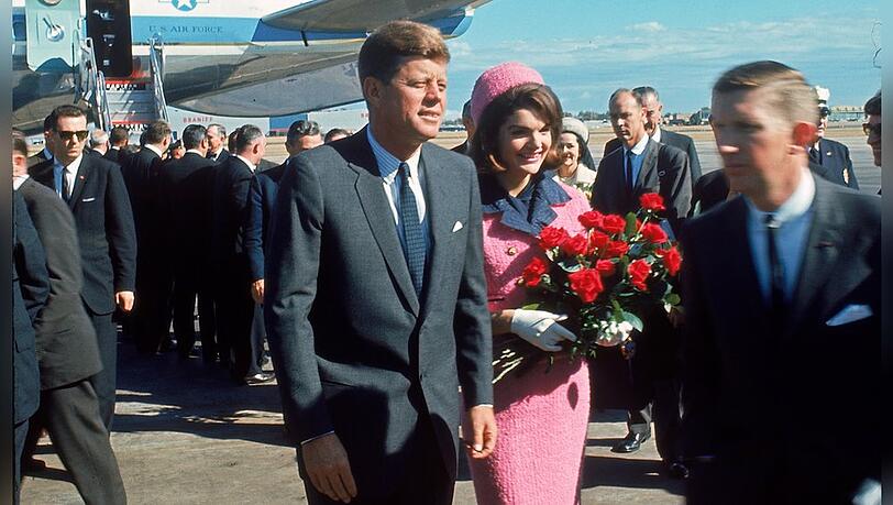 Nach außen führten sie eine Muster-Ehe, doch John F. Kennedy betrog seine Frau Jackie bei jeder sich bietenden Gelegenheit. Das Foto zeigt das Paar bei seiner Ankunft auf dem Flugplatz Love Field, Dallas. Nur wenige Stunden später wurde er ermordet.