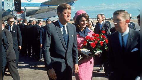 Nach außen führten sie eine Muster-Ehe, doch John F. Kennedy betrog seine Frau Jackie bei jeder sich bietenden Gelegenheit. Das Foto zeigt das Paar bei seiner Ankunft auf dem Flugplatz Love Field, Dallas. Nur wenige Stunden später wurde er ermordet.