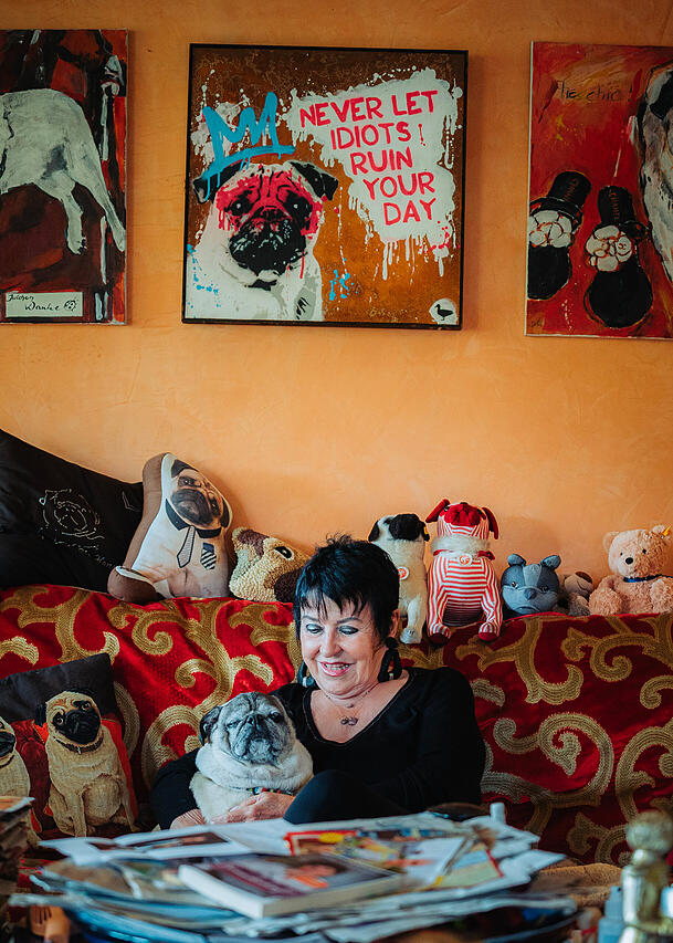 Kuschelnd mit Mops Willy: Uschi Ackermann (78) in ihrem Zuhause in Bogenhausen.
