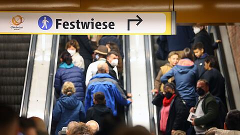 Schnell zur Wiesn - dafür legt gelegentlich auch die Rolltreppe Tempo zu. (Archivbild) Schnell zur Wiesn - dafür legt gelegentlich auch die Rolltreppe Tempo zu. (Archivbild)