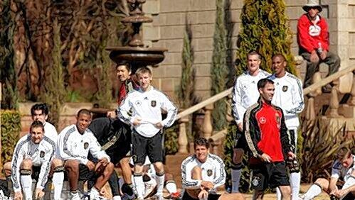 Ganz entspannt ins Achtelfinale? Für die deutschen Spieler gilt – laut Bundestrainer Löw – dieses: „Wir werden die nächste Runde erreichen.“ Zweifel? Keine. Ganz entspannt ins Achtelfinale? Für die deutschen Spieler gilt – laut Bundestrainer Löw – dieses: „Wir werden die nächste Runde erreichen.“ Zweifel? Keine.