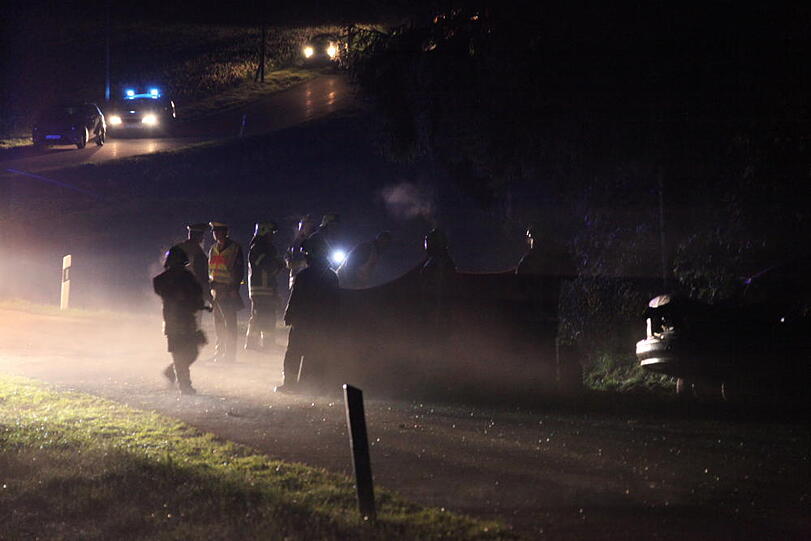 Zwei junge Männer (23 und 24 Jahre alt) rasen in Vilsbiburg in den Tod: Ihr Wagen war von der Straße abgekommen und dann gegen mehrere Bäume geprallt. Die Bilder vom Unfall.