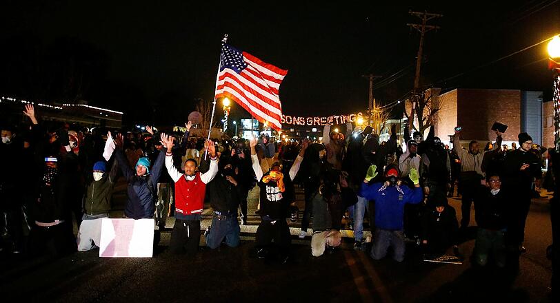 Ferguson steht in Flammen. Die Polizei geht mit Tränengas gegen die Demonstranten vor. Die Bilder aus Ferguson.