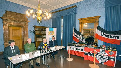 Die Polizei stellte auf einer Pressekonferenz einige beschlagnahmte Gegenstände vor, die bei den Razzien am 21.10.2015 im Bamberger Umkreis gegen die Rechtsextreme Szene durchgeführt wurden.