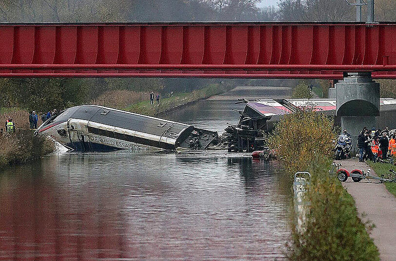 Frankreich, 14. November: Im Elsass entgleist ein TGV-Hochgeschwindigkeitszug bei einer Testfahrt auf einer Neubaustrecke. Elf Menschen sterben.