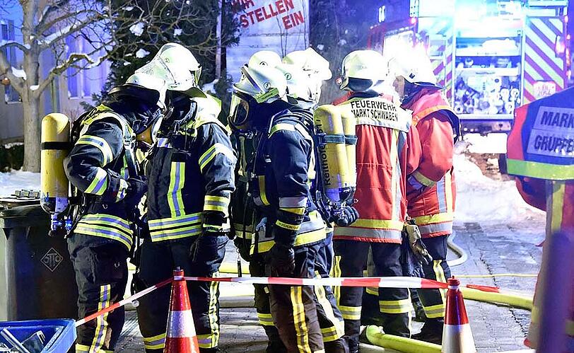 Bilder vom Feuerwehreinsatz in Forstinning. Unzählige Holzpellets haben in einem Lagerraum Feuer gefangen.