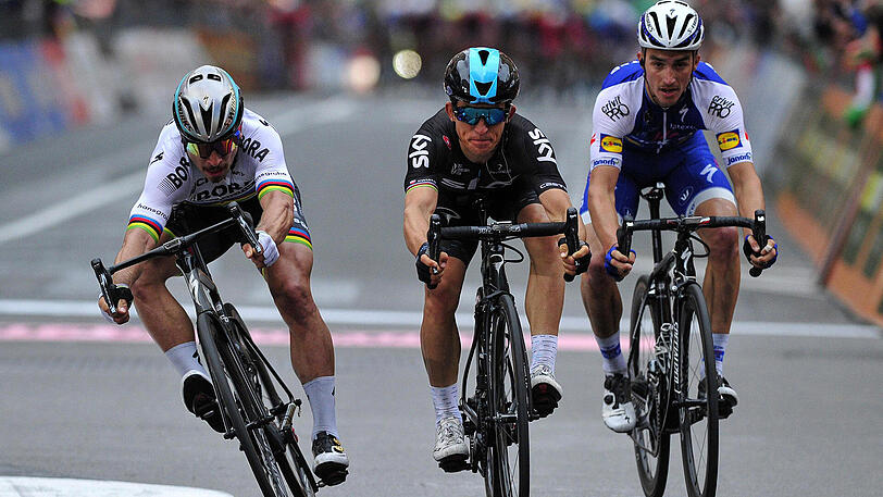 Michal Kwiatkowski (M) gewinnt vor Peter Sagan (L) und Julian Alaphilippe aus Frankreich.