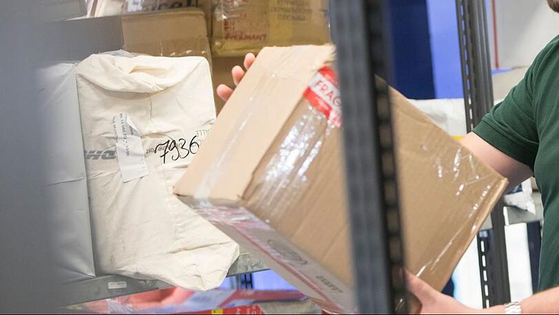 In Postpaketen fanden Zöllner die verbotene Ware (Symbolbild).
