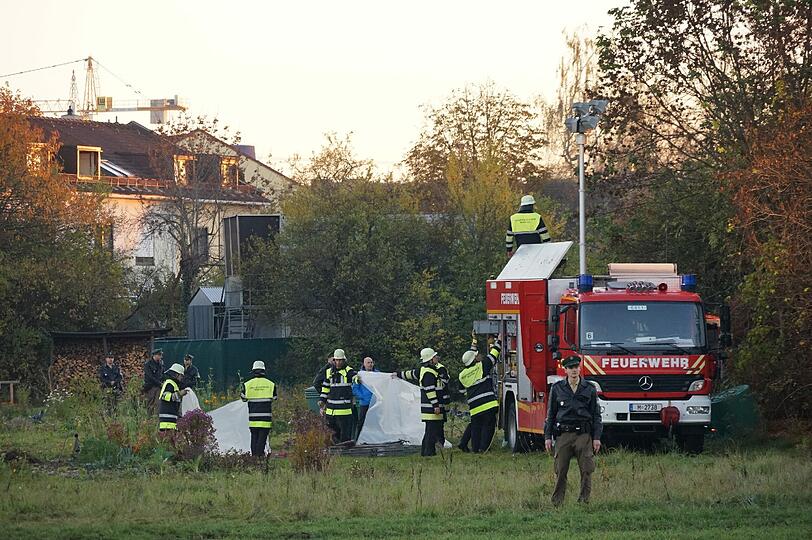 Die Polizei hat den Fundort mittlerweile großräumig abgesperrt. Mittels einer Leiter versuchen die Einsatzkräfte die Leiche zu bergen.